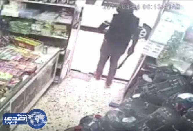 بالفيديو.. لصوص يحملون سواطير يسرقون بقالة بالرياض