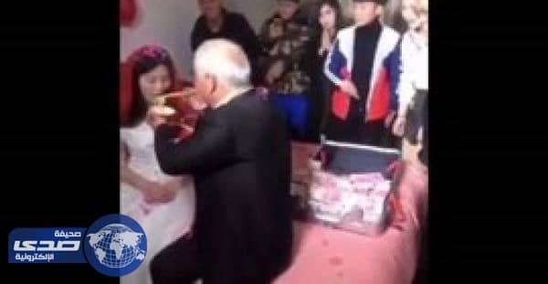 بالفيديو.. ليلة زفاف شابة من عجوز تتحول من حزن لفرح .. والسبب!