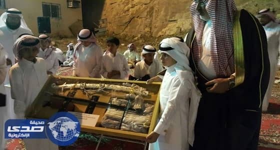 بالصور.. سيارة آخر مديل وهدايا أخرى ووجبة عشاء قدمها الأبناء لوالدهم بمناسبة إحالته للتقاعد