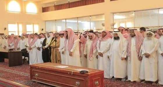 محافظ بارق ينقل تعازي القيادة لذوي الشهيد العريف البارقي