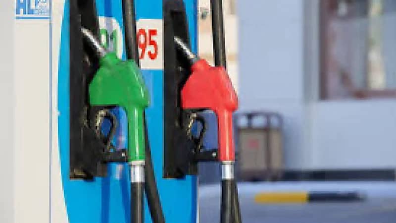 وقود السعودية تكشف حقيقة اختلاف لون البنزين في محطات الوقود