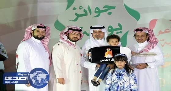 طفلة تفوز بالسيارة الخامسة في مهرجان أبها للتسوق