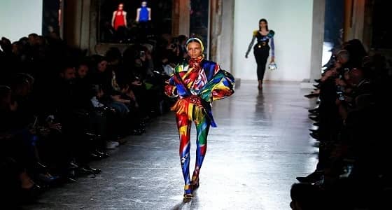 بالصور .. فيرساتشي تتألق بعروض أزياء التسعينيات لشتاء 2018