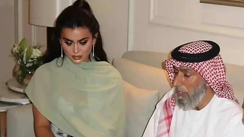 الدكتوره يومي تعلن عقد قرانها وتُبقي هوية العريس طي الكتمان.. فيديو