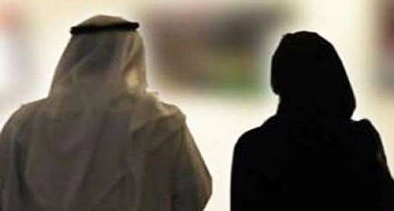 عاطل يجبر زوجته على دفع المال له مقابل خروجها من المنزل