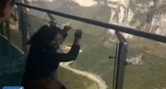 بالفيديو.. لحظة سحب سائحة مذعورة فوق جسر زجاجي