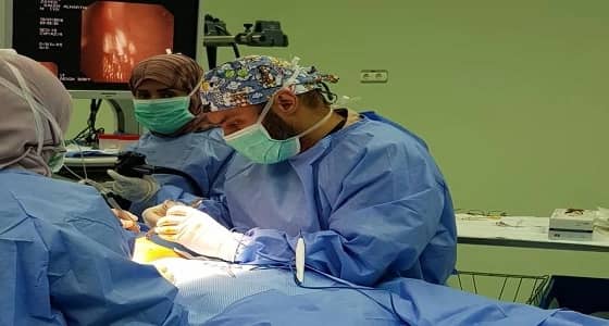 بالصور.. أطباء ينجحون في استخراج 8 قطع معدنية من معدة طفل بالمدينة