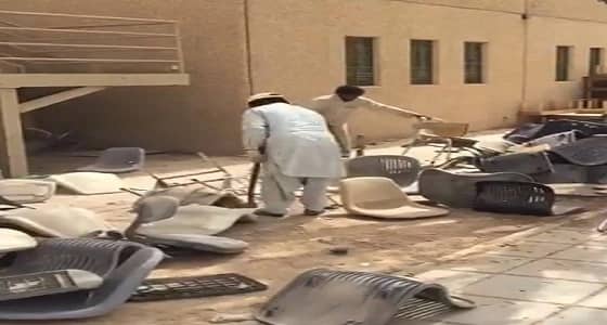بالفيديو.. تكسير أعداد كبيرة من الكراسي والطاولات المدرسية بالرياض