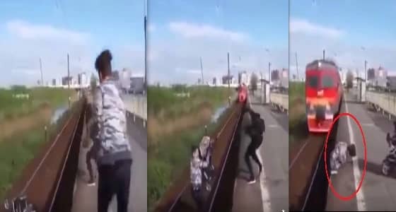 بالفيديو..شاب ينتشل رضيع سقط على قضبان قطار معرضًا حياته للخطر