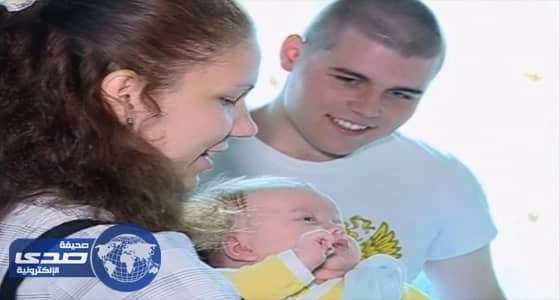 بالصور.. أم تلقي طفلتها بالغابة وما حدث غير متوقع