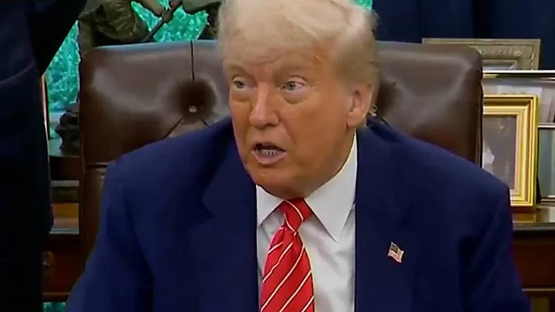 ترامب: أنصحكم بشراء الأسهم الآن البلاد ستكون أشبه بالمركبة الصاروخية..فيديو