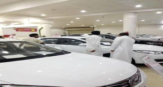إقبال كبير من " نساء الباحة " على معارض السيارات