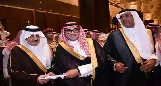 الكاتب الصحفي " سلمان العيد " يهدي مؤلفاته لأمير المنطقة الشرقية