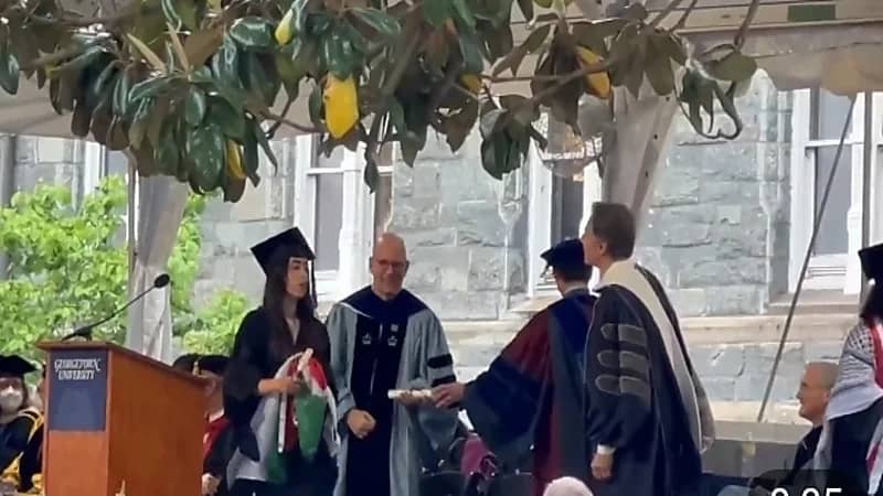 بالفيديو.. لحظة رفض طالبة فلسطينية مصافحة وزير خارجية أمريكا