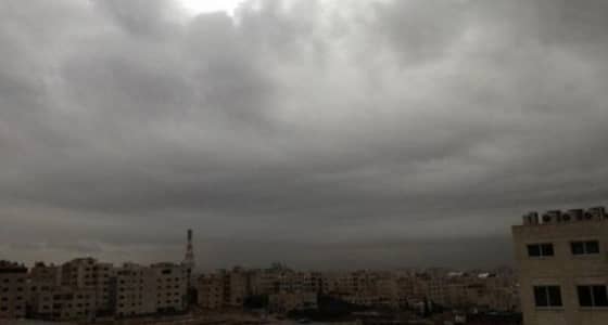 سحب رعدية ممطرة مصحوبة برياح نشطة على عدة مناطق بالمملكة