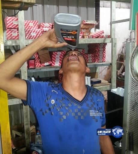 بنشري يتلذذ بشرب زيوت السيارات على مائدة الإفطار!!