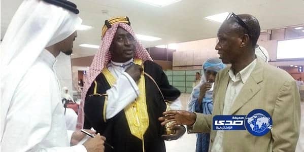 تام جبي يودع المملكة بـ «بشت وعقال» المؤسس