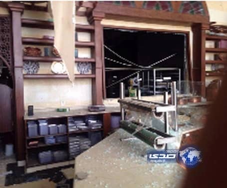 بالصور و الفيديو .. وميض لحظي يحطم محل حلويات ومعرضي سيارات فارهة بالرياض