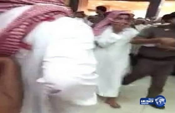 ضبط شاب داخل دورات مياه نساء (فيديو)