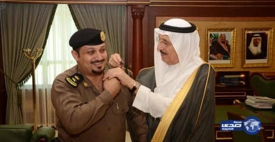 أمير منطقة جازان يقلّد قائد أمن الإمارة رتبته الجديدة 