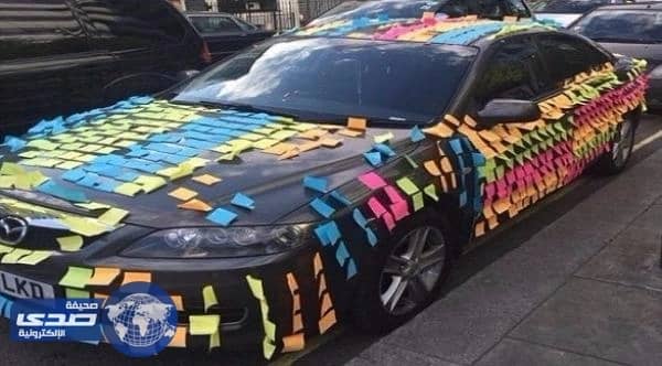 بريطانية تُغطي سيارة رجل ببطاقات مدون عليها رقم هاتفها لاعجابها به