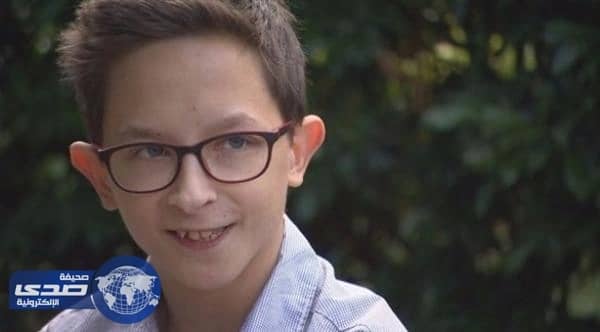 بالفيديو.. بسبب حالة نادرة  شاب عشريني يعيش بجسد طفل