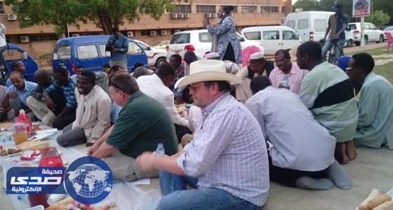 بالصور.. السفير الأمريكي في الخرطوم على مائدة الإفطار