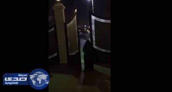 بالفيديو.. مواطن يحبط محاول امرأة وشريكها سرقة منزل
