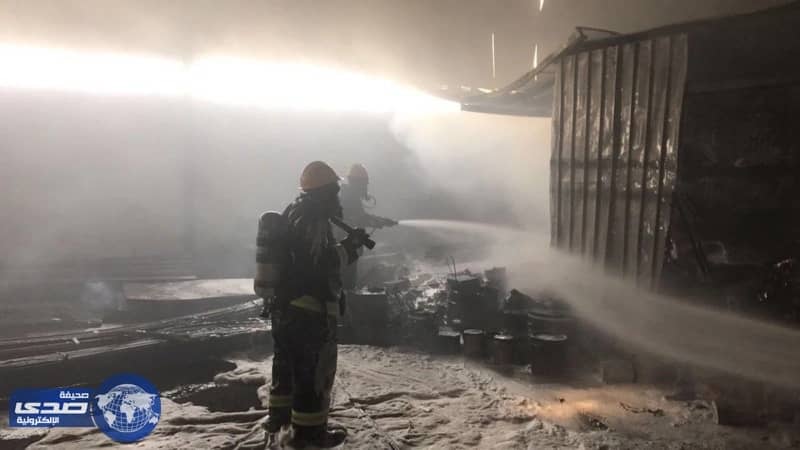 مدني الطائف يخمد حريقًا في مستودع سكراب وبويات