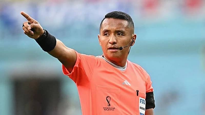 صافرة سلفادورية تقود مباراة الهلال والرياض