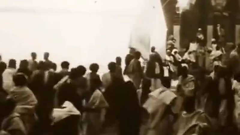 مقطع نادر لسعي المعتمرين بين الصفا والمروة قبل 98 عامًا