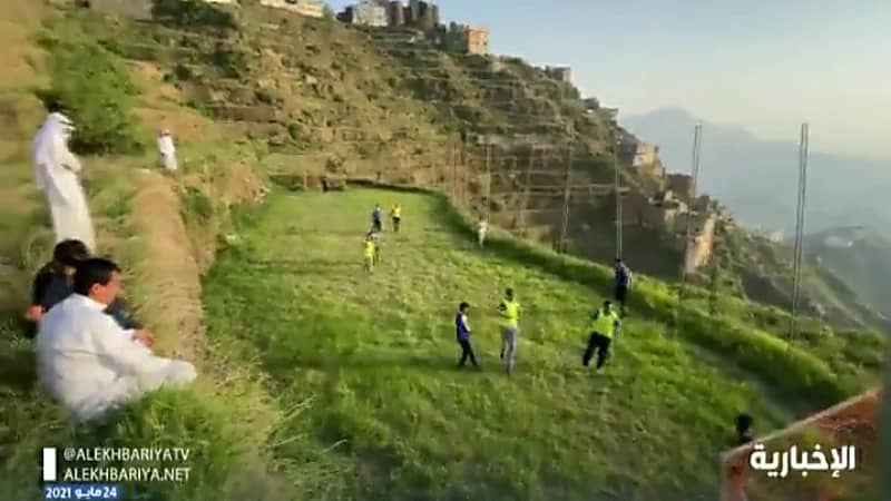 بالفيديو.. شباب " الداير " يحولون المزارع إلى ملاعب ريفية لكرة القدم