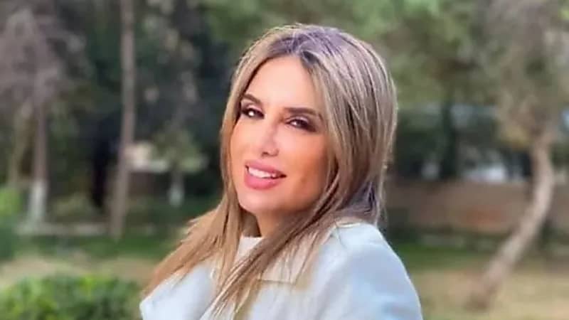 مقدمة برنامج طهي تحرق الطبخة وتلقي اللوم على كادر العمل