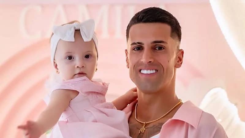 كانسيلو يشارك لحظة عائلية دافئة مع ابنته عبر إنستغرام .. صورة