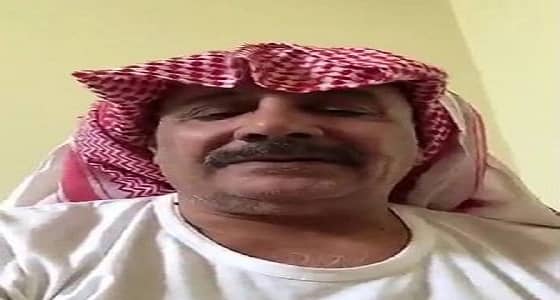 خمسيني يظهر على مواقع التواصل يأكل الجراد والحشرات من أجل الشهرة