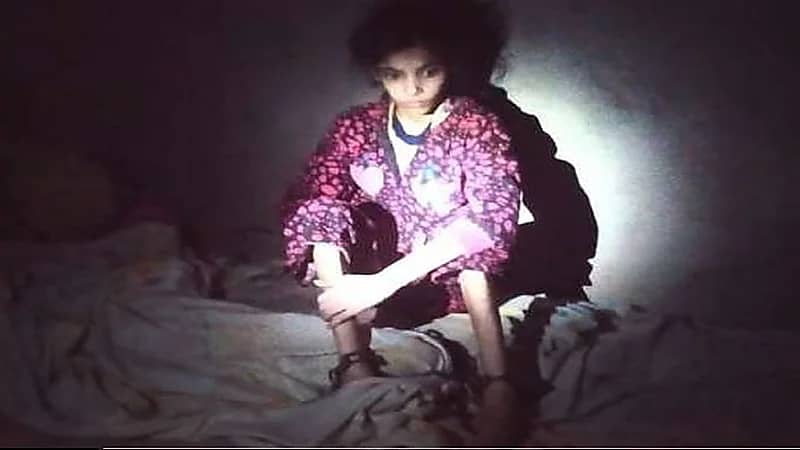 أصوات بمنزل مهجور تقود للعثور على طفلة مقيدة منذ سنوات