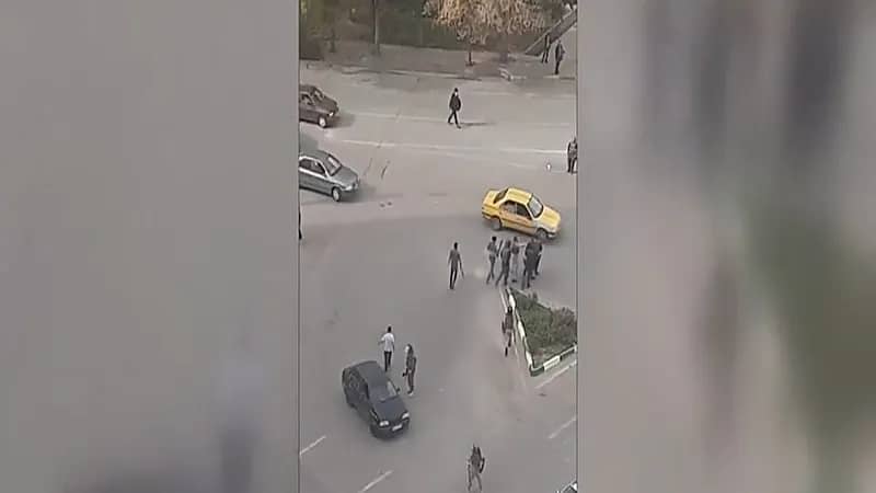 بالفيديو.. الشرطة الإيرانية تعتقل "متظاهر" وتعتدي عليه في أردبيل