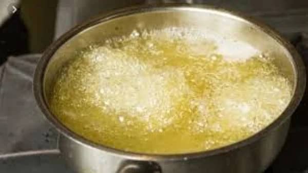 شخص يحرق زوجته بالزيت المغلي أمام أطفاله