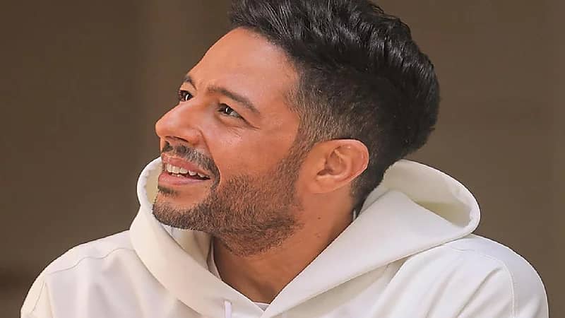 كاتب كويتي يربط اختيار الزوجة بمعرفتها بمحمد حماقي!