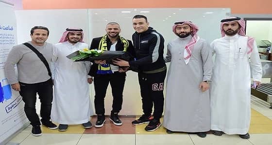 بالصور .. متعب والحضري يصلان إلى المملكة