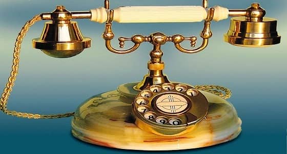 بالفيديو.. فشل مراهق من جيل آيفون في تشغيل هاتف " القرص " القديم