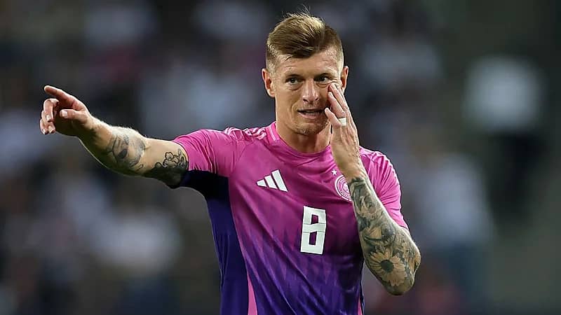 نجم منتخب ألمانيا يرد على مشجع تحدث عن اعتزاله