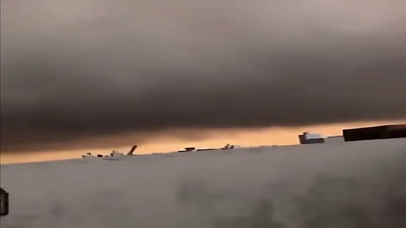 شاهد.. السحابة السوداء تغطي سماء جدة