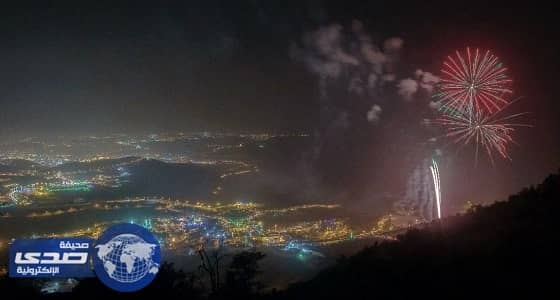 سماء غابة رغدان تشهد عرض للألعاب النارية في أسبوعها الرابع