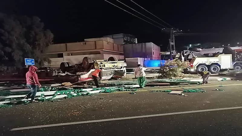 وفاة شخص في حادث انقلاب شاحنة بالباحة