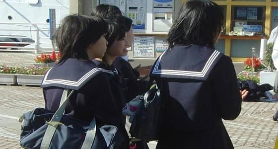 مدرسة حكومية تجبر طالبة على صبغ شعرها