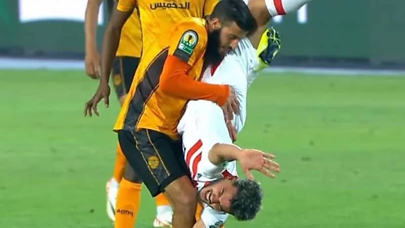 لاعب نهضة بركان ياسين بحيري ينقذ الزمالك من إصابة قوية في الرأس .. فيديو