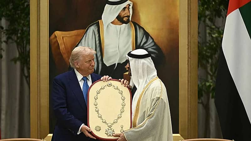 رئيس دولة الإمارات يمنح دونالد ترامب وسام الشيخ زايد ..فيديو