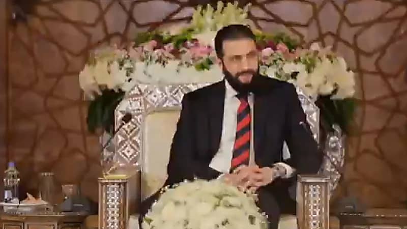 أحمد الشرع يمازح أحد الحاضرين بجلسة حوارية: صار لي 14 سنة متحملكم.. فيديو