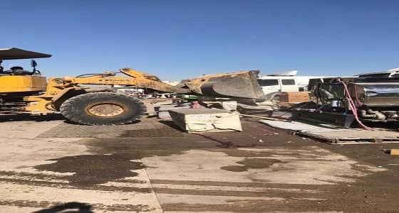 بالصور.. بلدية النسيم تزيل 11 موقعا مخالفا بالرياض